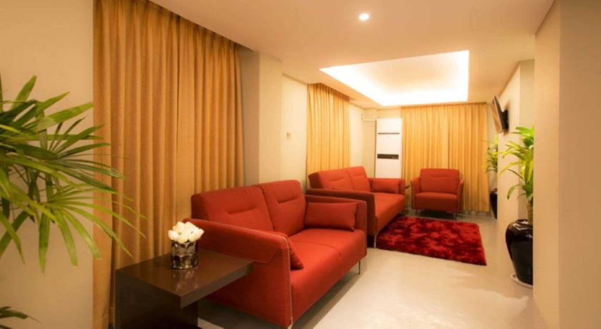 Shwe Pyi San Yar Hotel Yangon Esterno foto